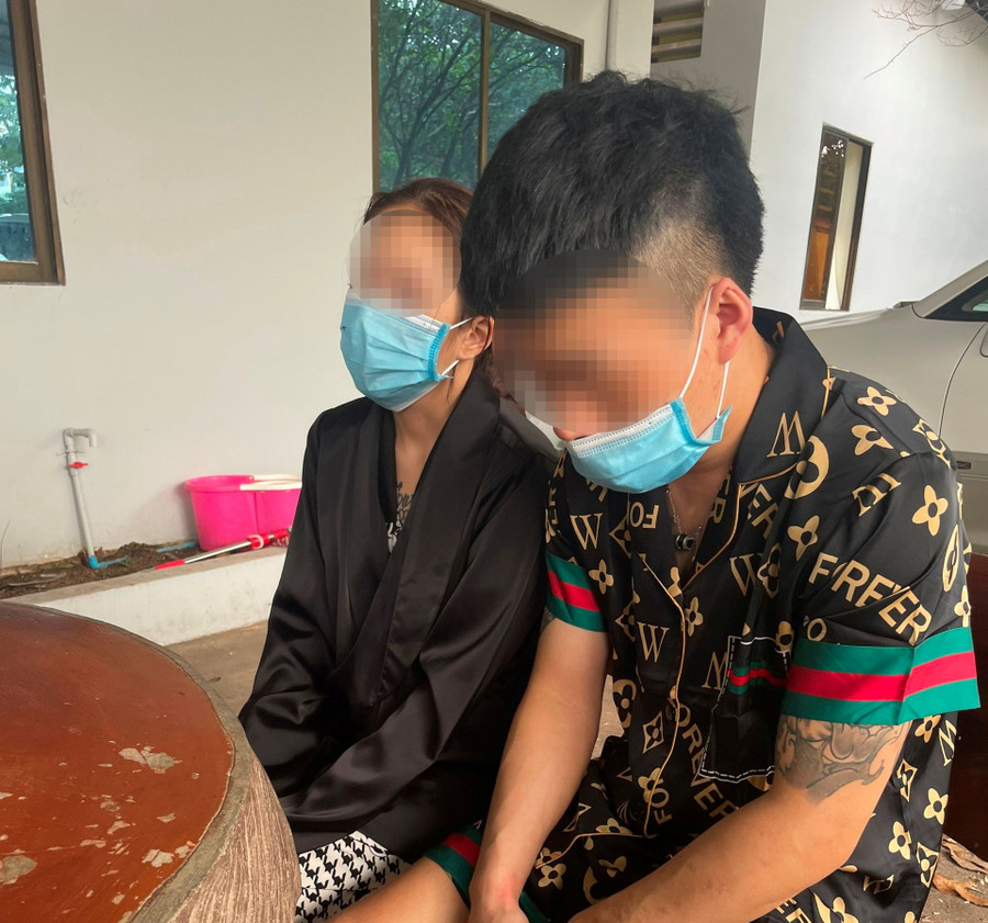 Hai kẻ môi giới buôn người bị cảnh sát đặc nhiệm Campuchia bắt. Ảnh: Nạn nhân cung cấp