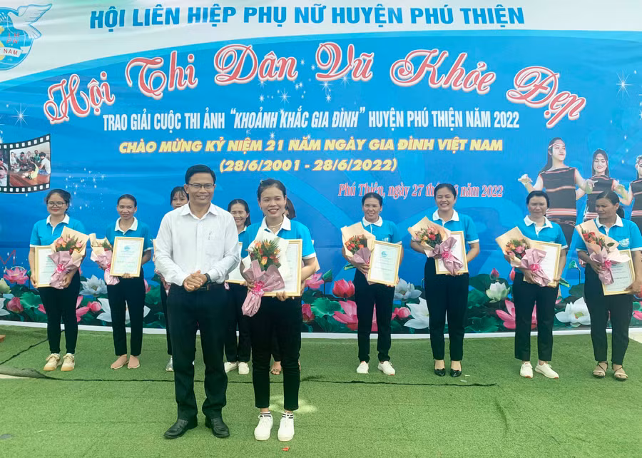 Ông Phạm Văn Phương-Trưởng ban Tuyên giáo Huyện ủy Phú Thiện trao giải nhất cho Hội LHPN xã Chư A Thai. Ảnh: Vũ Chi