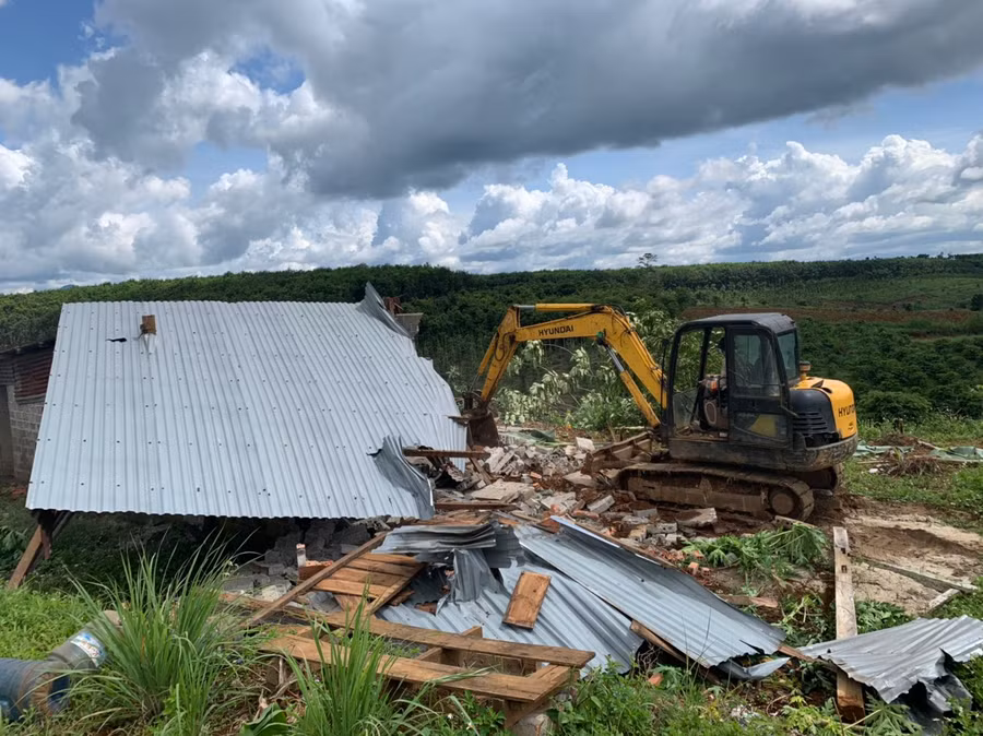 Lực lượng chức năng tháo dỡ những ngôi nhà xây trên phần đất lấn chiếm. Ảnh: Thanh Quân