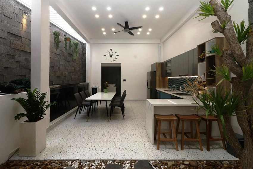 Kiến trúc sư Trương Minh Tùng (Chi.Arch) đã thiết kế ngôi nhà vừa là nơi ở, vừa là nơi tổ chức các hoạt động kinh doanh gia đình. Kiến trúc sư Trương Minh Tùng (Chi.Arch) đã thiết kế ngôi nhà vừa là nơi ở, vừa là nơi tổ chức các hoạt động kinh doanh gia đình.