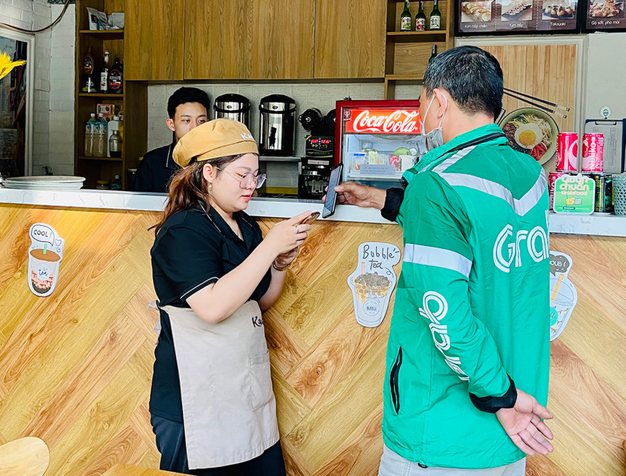 Dịch vụ đặt đồ ăn, thức uống qua app đang ngày càng được nhiều người sử dụng. Ảnh: Vũ Thảo