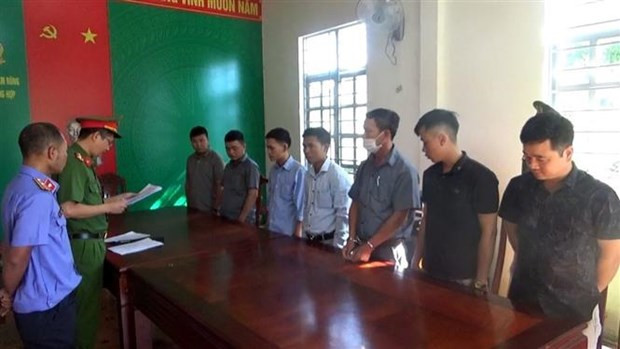 Cơ quan điều tra đọc lệnh khởi tố bảy bị can bảo kê cho đối tượng phá rừng. Ảnh: TTXVN phát Cơ quan điều tra đọc lệnh khởi tố bảy bị can bảo kê cho đối tượng phá rừng. Ảnh: TTXVN phát