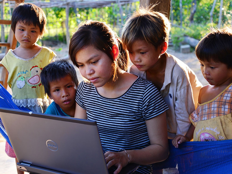 Học sinh Vân Kiều ở bản Chuồn (xã Trường Xuân, H.Quảng Ninh, Quảng Bình) được tiếp cận với tin học. Ảnh: Hoàng An