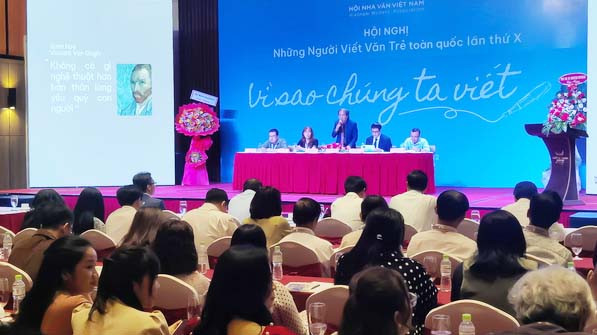 Cảm nhận từ hội nghị viết văn trẻ toàn quốc (GLO)- Tôi vừa trở về từ hội nghị những người viết văn trẻ toàn quốc lần thứ X tổ chức tại TP. Đà Nẵng. Lòng miên man cảm xúc khi lần đầu tiên là đại biểu mà cũng là lần cuối vì tôi đã quá 35 tuổi theo quy định của Ban tổ chức. Hội nghị được thiết kế với các hoạt động, lịch trình di chuyển dày đặc. Sáng đầu tiên, khai mạc hội nghị, nhà thơ Nguyễn Quang Thiều-Chủ tịch Hội Nhà văn Việt Nam đã có bài phát biểu về vai trò của người viết trẻ, những người đang dấn thân vào nghiệp chữ nghĩa viết lách. “Họ là tầng lớp đại diện cho nền văn học nước nhà trong hai, ba mươi năm tới, khi họ chín cả tuổi viết và tuổi đời”-nhà thơ Nguyễn Quang Thiều nhấn mạnh. Cùng với đó, nhà thơ Hữu Việt-Trưởng ban Văn trẻ (Hội Nhà văn Việt Nam) cũng điểm danh những gương mặt viết tài năng từ trước đến nay. Hội nghị đã mời 3 đại diện tiêu biểu của người viết trẻ cùng chủ trì với 2 nhà thơ nói trên. Dự khai mạc hội nghị, Phó Thủ tướng Chính phủ Vũ Đức Đam đã có bài phát biểu sâu sắc và đối thoại gần 1 giờ với người viết trẻ. Người trẻ thẳng thắn nói về việc kiểm duyệt, tư tưởng, cách tiếp cận mới, đào tạo các cây viết trẻ để có thể bồi dưỡng tài năng viết văn. Phó Thủ tướng đã rất cởi mở, dù chỉ còn gần 1 giờ nữa là lên máy bay nhưng ông cũng nán lại để cùng các bạn trẻ selfie. Điều đó thể hiện sự hòa đồng, giản dị, lắng nghe của một chính khách đại diện Chính phủ kiến tạo. Còn Bộ trưởng Bộ Văn hóa-Thể thao và Du lịch Nguyễn Văn Hùng cũng không dùng bài phát biểu chuẩn bị sẵn mà cùng tâm tình trao đổi với các nhà văn. Ông thể hiện sự tôn trọng trước tài năng của những nhà văn và cho biết về các chương trình phối hợp, các giải thưởng giữa Bộ kết hợp với Hội Nhà văn Việt Nam tổ chức để phát hiện, bồi dưỡng và đào tạo tài năng cho nền văn học nước nhà. Chủ tịch nước Nguyễn Xuân Phúc đã gửi thư khen và quà tặng cho 2 cây bút tiêu biểu. Đó là bạn Vũ Nguyên chỉ có một ngón tay cử động được, dù không biết chữ, không được đến trường nhưng đã đọc nhờ mẹ viết ra những vần thơ đầy tươi sáng, hy vọng. Và đại biểu nhỏ tuổi nhất là Trần Phú Minh Anh-học sinh 15 tuổi đến từ TP. Hồ Chí Minh nhưng đã sáng tác bằng 2 ngôn ngữ Việt-Anh. Dịp này, Thủ tướng Chính phủ Phạm Minh Chính cũng tự tay chọn chiếc đồng hồ để bàn gửi tặng các đại biểu với thông điệp mỗi khi viết, họ sẽ cố gắng, cần mẫn để tương lai có thể làm chủ nền văn học nước nhà. Vậy, chuyến đi 3 ngày ấy có ý nghĩa gì đối với người viết trẻ? Với tôi, đó là nơi kết nối những người viết trẻ với nhau. Dù trước đó, chúng tôi đã đọc của nhau, kết bạn trên mạng xã hội nhưng bây giờ mới có dịp hạnh ngộ. Chúng tôi cùng trao đổi xoay quanh chủ đề “Vì sao chúng ta viết”. Đó là niềm vui, trách nhiệm của những người trẻ khi chọn cho mình cái nghiệp viết lách này. Đó là sự lựa chọn của họ, viết văn cũng như bao nhiêu nghề khác, cũng có hội đoàn, có niềm vui, thất vọng với nghề, cũng chỉ là 24 chữ cái xếp lại với nhau để thành hàng dài chữ nối chữ. Vậy nhưng nó đặc biệt ở chỗ thể hiện quan điểm, vốn sống, thế giới quan của từng người. Văn là người, văn là đời. Vậy nên bạn không thể viết được những điều hay ho trong sáng khi trong đầu chỉ toàn là mưu chước, lọc lừa. Sự phát triển của mạng xã hội cũng khiến nhà văn dễ tỏ bày, công bố tác phẩm, nhưng cũng vô tình để lộ quan điểm, tư duy của họ. Khi có bạn trẻ hỏi: “Làm cách nào để viết tốt hơn”, nhà văn Nguyễn Ngọc Tư-tác giả của “Cánh đồng bất tận” trả lời: “Bạn cứ đi và viết thôi. Và có thể hãy đóng mạng xã hội lại để tập trung vào viết”. Chuyến đi ấy không chỉ cho tôi cơ hội gặp gỡ những nhà thơ, nhà văn lớn mà trước giờ mình chưa từng nghĩ có cơ hội được gặp gỡ, trò chuyện. Chúng tôi đã rụt rè trao đổi, chuyện trò… từ đó mới biết tài năng, nhân cách của các nhà văn lớn họ khác chúng ta lắm. Nếu trước đây, họ lo lắng chăm sóc chúng tôi, những người trẻ trong câu chữ thì trong 3 ngày ngắn ngủi, họ chăm lo cho “đàn con chữ nghĩa” từng bữa ăn, giấc ngủ, chuyến đi. Nhưng hơn hết, họ truyền cho chúng tôi cảm hứng viết lách, cách sống tốt hơn, nhân văn hơn, trăn trở hơn về thời cuộc, đất nước. Tương lai luôn ở trong tay những người trẻ. Việc Đảng, Nhà nước quan tâm đến người viết trẻ đã cho thấy tầm quan trọng của văn học trong việc đặt ngang bằng văn hóa với phát triển kinh tế. Phải chăng văn học là đỉnh cao của văn hóa. Văn học có quan trọng không? Vâng, nó chỉ quan trọng với ai thấy văn hóa là quan trọng. Giống như sách cũng chỉ là sản phẩm hàng hóa nhưng nó vô giá với người đọc. Bảo tồn, phát huy nền văn hóa tiên tiến bắt đầu từ việc chăm lo, quan tâm đến đội ngũ những người viết trẻ ngay từ hôm nay đã cho thấy chủ trương đúng đắn của Đảng ta. Thực tế đã cho thấy, việc bảo vệ nền tảng tư tưởng luôn được Đảng ta đặt vào vị thế cốt yếu. Nhà văn, ở chừng mực nào đó họ có sự ảnh hưởng nhất định đến xã hội, việc quảng bá, tuyên truyền, cổ vũ cũng được họ góp mặt để tạo dựng hình ảnh tốt đẹp cho địa phương. Trong cuộc sống, nghề nào cũng cần, cũng quan trọng, không có nghề nào sang, nghề nào hèn. Vậy nên, khi người cầm bút với tâm thế trung thực, trong sáng, yêu quê hương thì tác phẩm của họ cũng sẽ dạt dào tình cảm đối với đất nước. Gia Lai có 4 đại biểu tham dự lần này, tôi tin rằng với uy tín, trách nhiệm trong những trang viết của mình, thời gian tới, họ sẽ tạo cho mình chỗ đứng riêng, trở thành mảnh ghép không thể thiếu trong bức tranh văn học nước nhà. TẠ NGỌC ĐIỆP Quang cảnh hội thảo văn xuôi “Vì sao chúng ta viết”. Ảnh: Báo điện tử Tổ Quốc