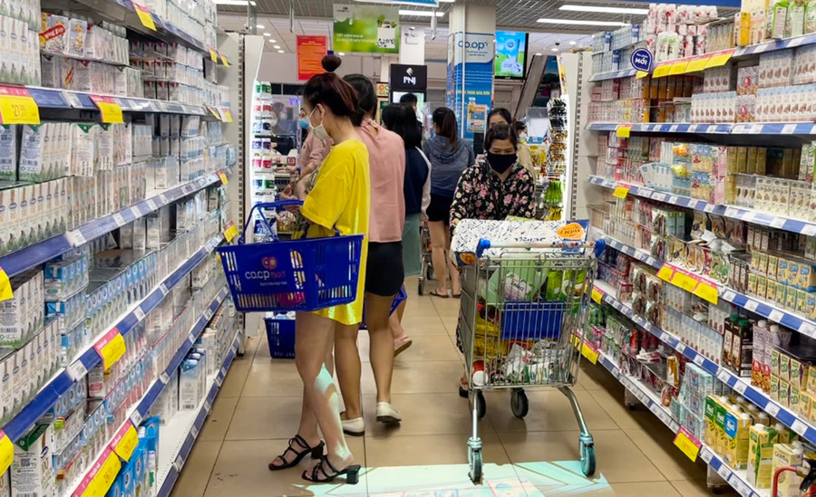 Giá các mặt hàng thực phẩm, tiêu dùng thiết yếu hiện tăng 3-10% so với hồi đầu năm. Ảnh: Vũ Thảo Giá các mặt hàng thực phẩm, tiêu dùng thiết yếu hiện tăng 3-10% so với hồi đầu năm. Ảnh: Vũ Thảo