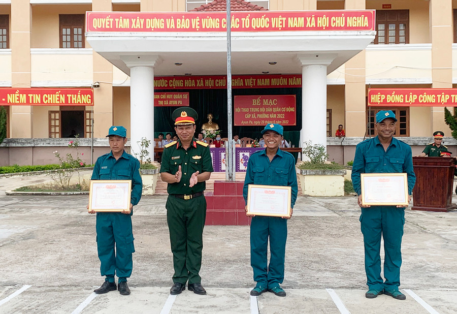  Đồng chí Nguyễn Thái Toàn-Chỉ huy trưởng Ban Chỉ huy Quân sự thị xã trao giải toàn đoàn cho các đoàn tham gia hội thao. Ảnh: Vũ Chi 