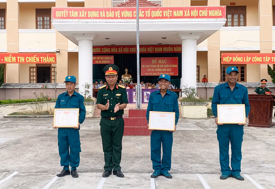  Đồng chí Nguyễn Thái Toàn-Chỉ huy trưởng Ban Chỉ huy Quân sự thị xã trao giải toàn đoàn cho các đoàn tham gia hội thao. Ảnh: Vũ Chi 