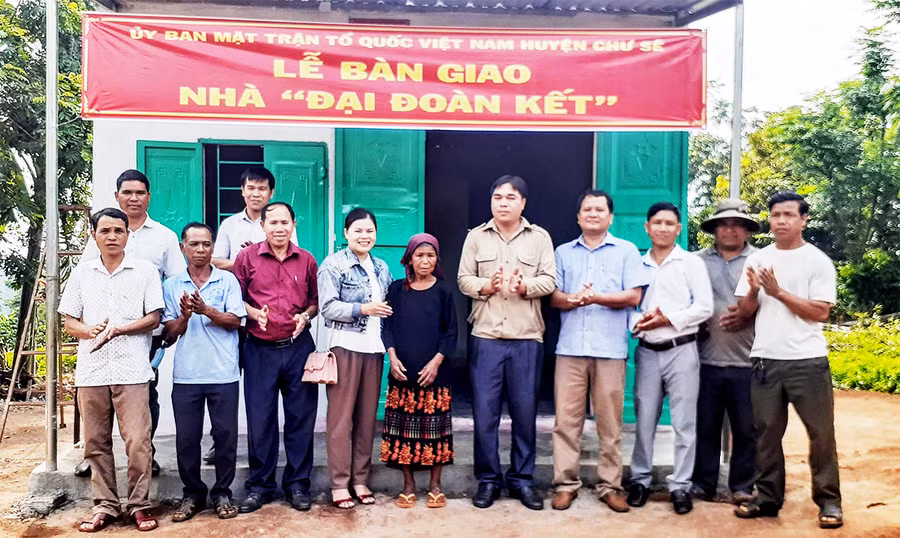 Đồng chí Rah Lan Thoa-Phó Chủ tịch Ủy MTTQ Việt Nam huyện (người mặc áo xanh đứng giữa) tại lễ bàn giao nhà cho bà Rmah Choai, làng Su A, xã Ia Ko, huyện Chư Sê. Ảnh: Hoàng Viên