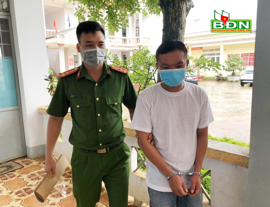 Lực lượng công an bắt giữ đối tượng Lê Xuân Hoàng. Lực lượng công an bắt giữ đối tượng Lê Xuân Hoàng