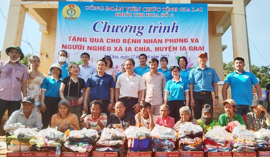Tặng quà cho các hộ bệnh nhân phong trên địa bàn xã Ia Chía, huyện Ia Grai. Ảnh: Hồng Ngọc Tặng quà cho các hộ bệnh nhân phong trên địa bàn xã Ia Chía, huyện Ia Grai, tỉnh Gia Lai. Ảnh: Hồng Ngọc