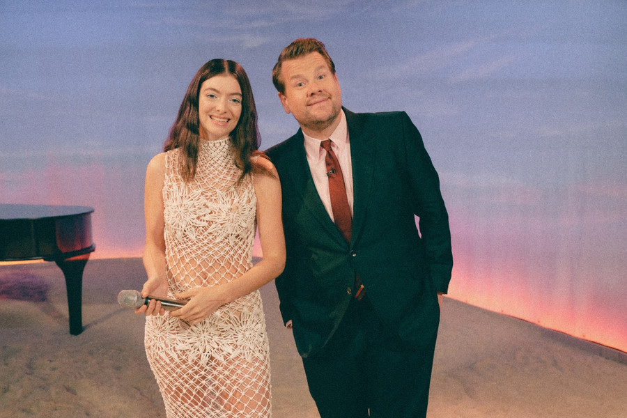 Trước Camila Cabello, nữ ca sĩ Lorde cũng yêu thích mẫu đầm này và diện trong chương trình The Late Late Show With James Corden hồi tháng 8.2021. Ảnh: NTK