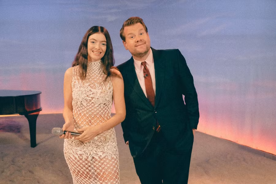 Trước Camila Cabello, nữ ca sĩ Lorde cũng yêu thích mẫu đầm này và diện trong chương trình The Late Late Show With James Corden hồi tháng 8.2021. Ảnh: NTK