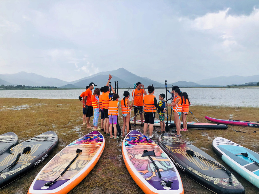 Các em được hướng dẫn kỹ trước khi chèo sub trải nghiệm lòng hồ Tiên Sơn. Ảnh: Hoàng Ngọc