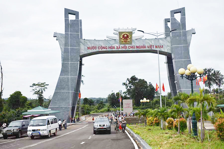 Các phương tiện vận chuyển hàng hóa từ Campuchia về Việt Nam qua Cửa khẩu Quốc tế Lệ Thanh. Ảnh: Duy Lê