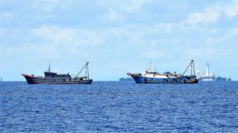 Các tàu neo đậu phía ngoài bãi Gạc Ma. Ảnh: Thanh Niên
