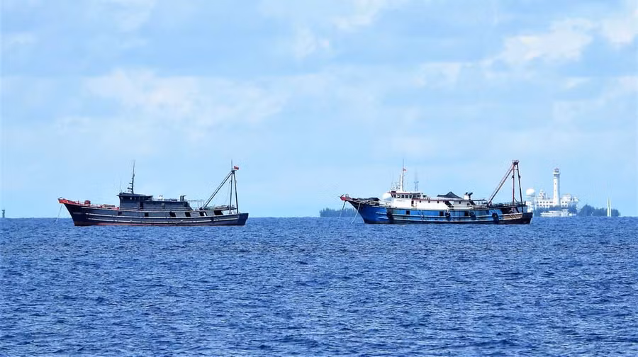 Các tàu neo đậu phía ngoài bãi Gạc Ma. Ảnh: Thanh Niên
