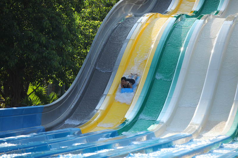  Đường trượt nước đầy thử thách tại công viên nước Aquatopia Water Park