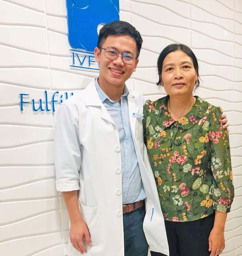 Đối với Bác sĩ Hồ Ngọc Anh Vũ (bìa trái)-Phó Trưởng đơn vị hỗ trợ sinh sản, Bệnh viện Mỹ Đức (TP. Hồ Chí Minh), cô Quảng Thị Kiệp còn hơn cả 1 cô giáo (ảnh nhân vật cung cấp).