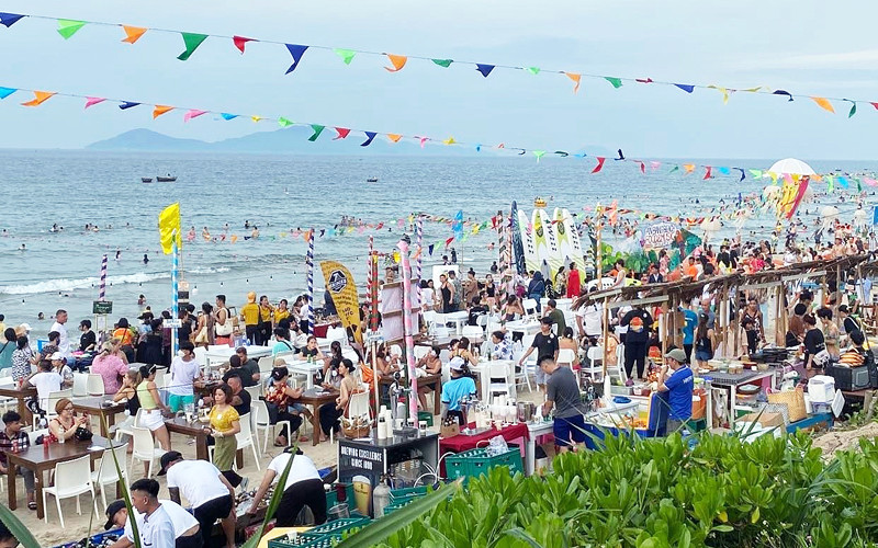 Du khách Việt Nam sẵn sàng cho các chuyến du lịch và cũng hết sức tự tin chào đón du khách nước ngoài. Ảnh minh họa: Lễ hội âm nhạc và ẩm thực biển An Bàng 2022