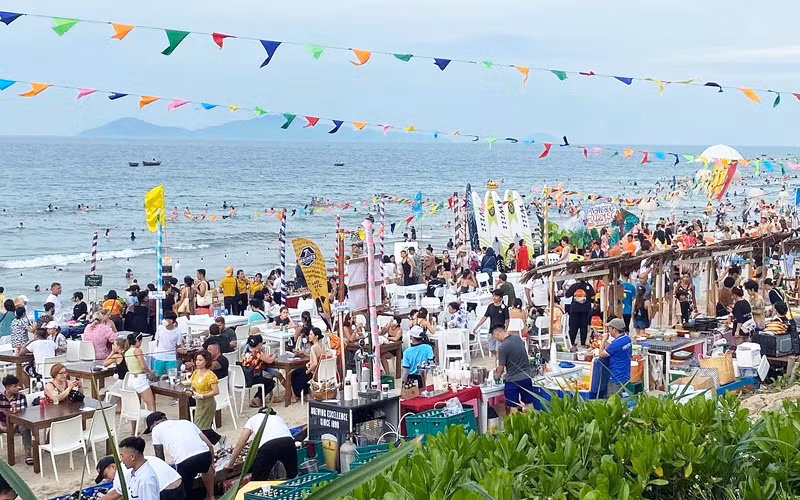 Du khách Việt Nam sẵn sàng cho các chuyến du lịch và cũng hết sức tự tin chào đón du khách nước ngoài. Ảnh minh họa: Lễ hội âm nhạc và ẩm thực biển An Bàng 2022