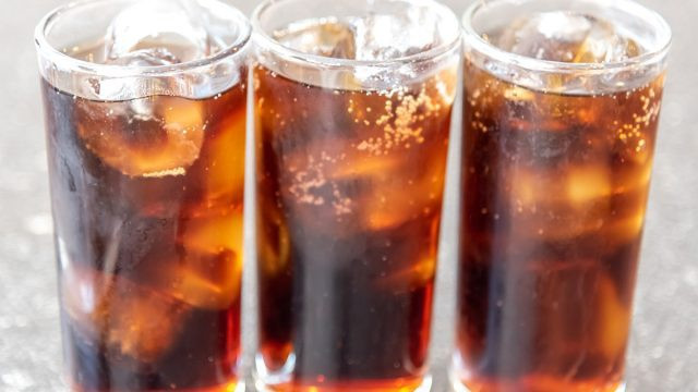 Đồ uống có nhiều đường làm tăng huyết áp động mạch và có thể gây nguy hiểm cho người cao huyết áp. Ảnh: SHUTTERSTOCK