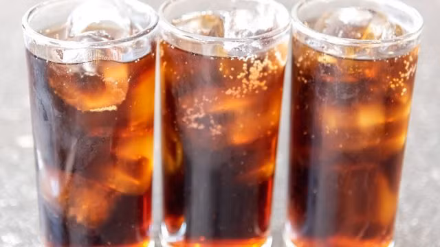 Đồ uống có nhiều đường làm tăng huyết áp động mạch và có thể gây nguy hiểm cho người cao huyết áp. Ảnh: SHUTTERSTOCK