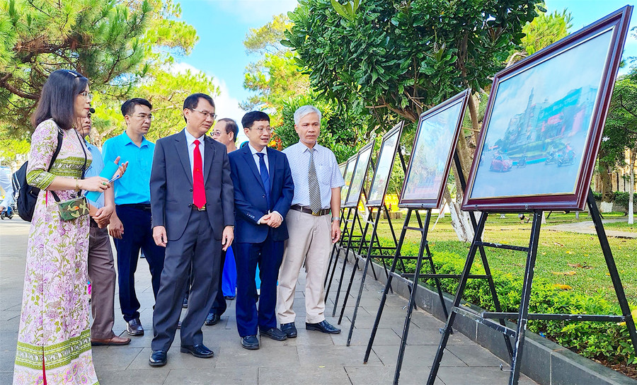 Lãnh đạo TP. Pleiku và TP. Tuy Hòa tham quan triển lãm ảnh tại khu vực đường Anh hùng Núp. Ảnh: Mộc Trà Lãnh đạo TP. Pleiku và TP. Tuy Hòa tham quan triển lãm ảnh tại khu vực đường Anh hùng Núp. Ảnh: Mộc Trà