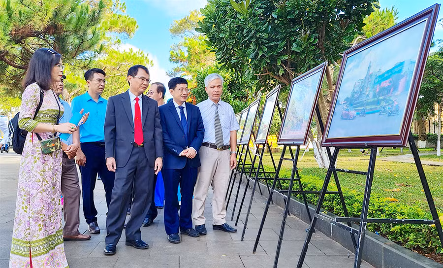 Lãnh đạo TP. Pleiku và TP. Tuy Hòa tham quan triển lãm ảnh tại khu vực đường Anh hùng Núp. Ảnh: Mộc Trà Lãnh đạo TP. Pleiku và TP. Tuy Hòa tham quan triển lãm ảnh tại khu vực đường Anh hùng Núp. Ảnh: Mộc Trà