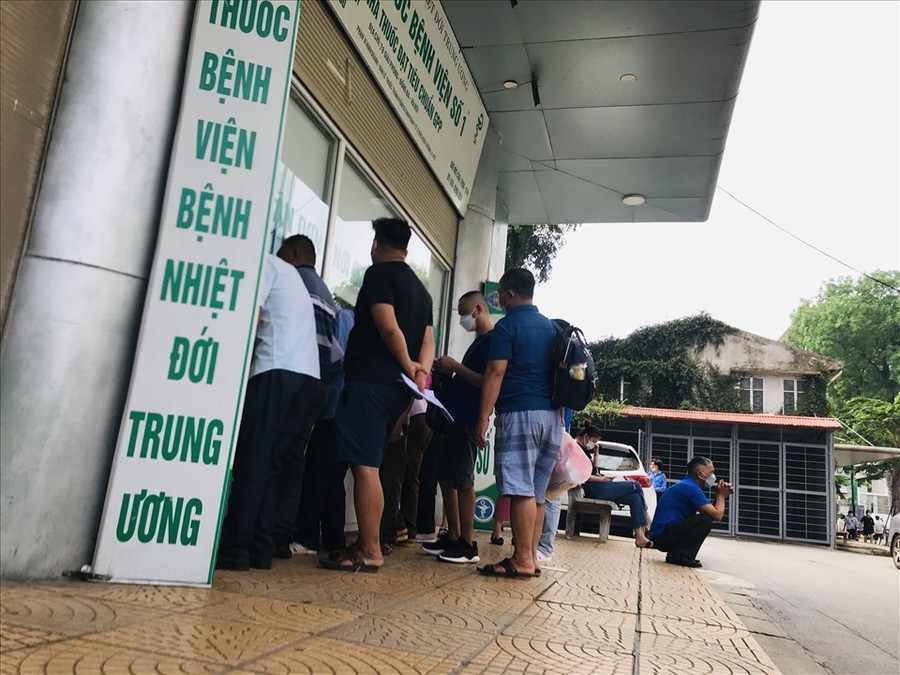 Bác sĩ Bệnh viện Bệnh Nhiệt đới Trung ương kê toa bán thực phẩm chức năng Ảnh: PV