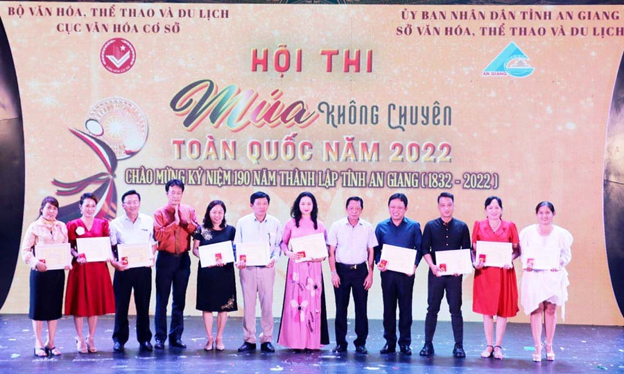 Ban tổ chức trao giải cho các đơn vị xuất sắc. (ảnh internet)