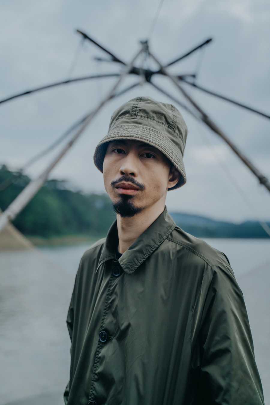 MV kể lại hành trình một người nghệ sĩ giấu mặt đem âm nhạc của mình ra giữa đường phố ngồi để xem những người lạ có ai muốn nghe thử hay không. Các thước phim được thực hiện đơn giản, gần gũi tại Đà Lạt. Ảnh: NVCC