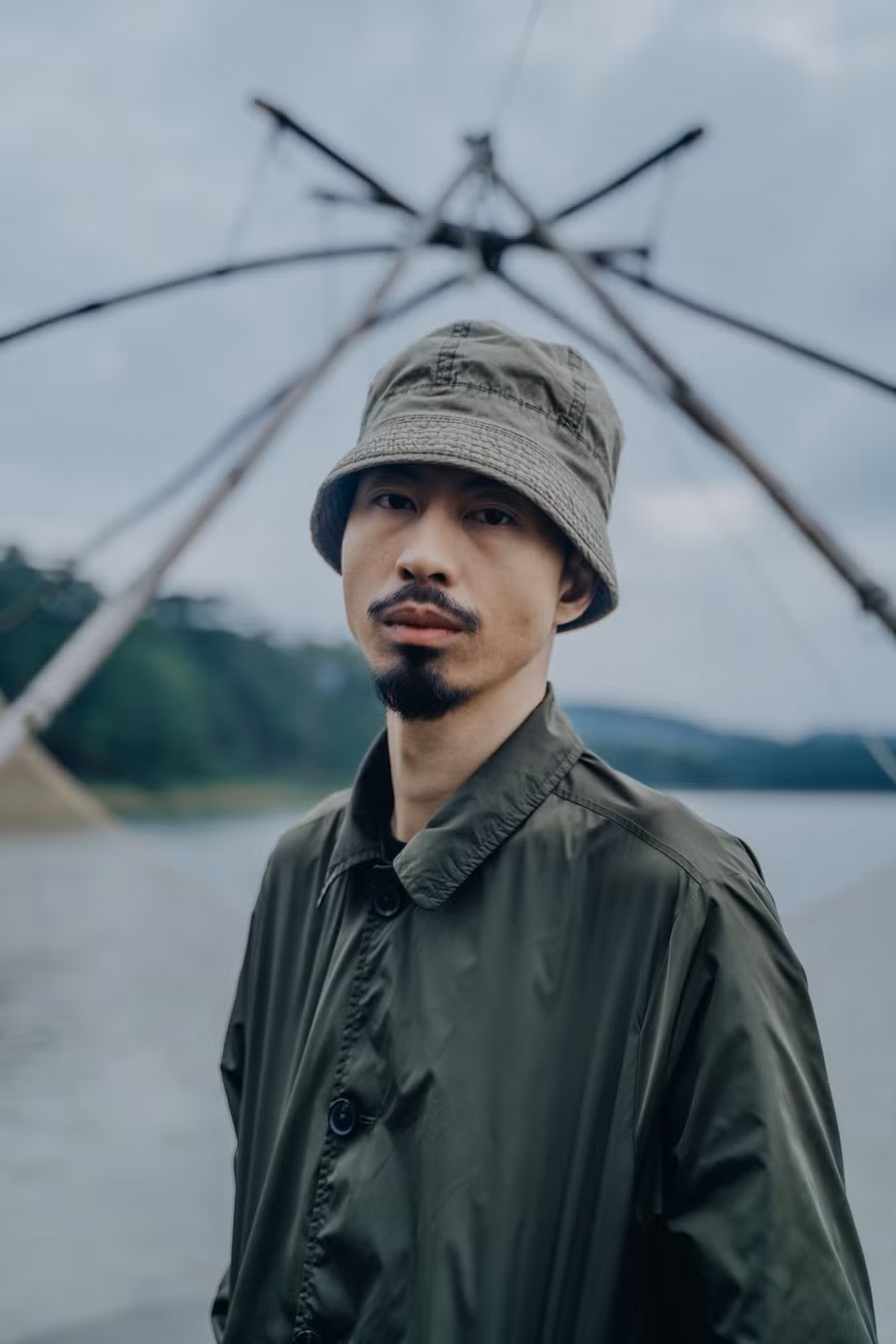 MV kể lại hành trình một người nghệ sĩ giấu mặt đem âm nhạc của mình ra giữa đường phố ngồi để xem những người lạ có ai muốn nghe thử hay không. Các thước phim được thực hiện đơn giản, gần gũi tại Đà Lạt. Ảnh: NVCC