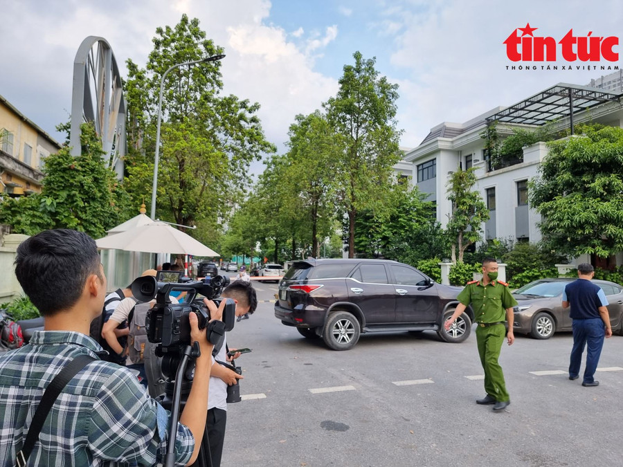 Chiều 7/6/2022, lực lượng Công an xuất hiện tại nhà riêng của ông Chu Ngọc Anh, nguyên Chủ tịch UBND TP Hà Nội, nguyên Bộ trưởng Bộ Khoa học và Công nghệ. Ảnh: Trung Nguyên/Báo Tin tức