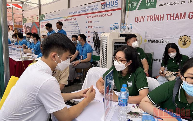 Đại học Quốc gia Hà Nội tư vấn tuyển sinh năm 2022 cho thí sinh. Đại học Quốc gia Hà Nội tư vấn tuyển sinh năm 2022 cho thí sinh.