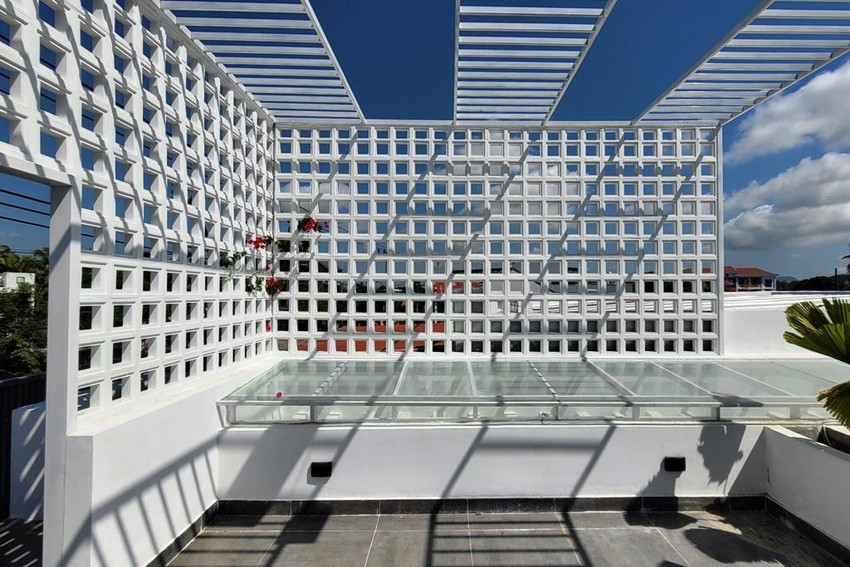 Màu trắng của những ô gạch làm nổi bật cả không gian tầng thượng. Màu trắng của những ô gạch làm nổi bật cả không gian tầng thượng.