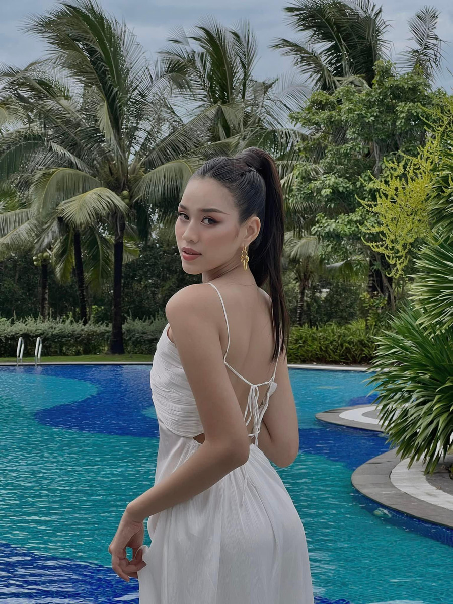 Kiểu tóc đuôi ngựa cho nàng hậu xứ Thanh về đúng độ tuổi của mình: trẻ trung, năng động.