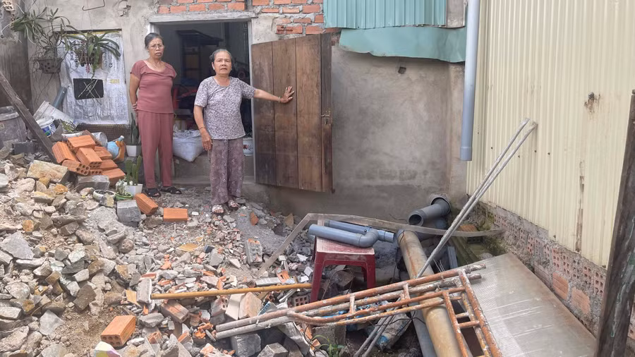 Trước cổng nhà ông Nguyễn Văn Long có chừa chỗ thu nước mưa theo đường ống dẫn ra nơi thoát nước phía sau suối (nay là Dự án bờ kè chống sạt lở suối Hội Phú). Ảnh: Minh Nguyễn