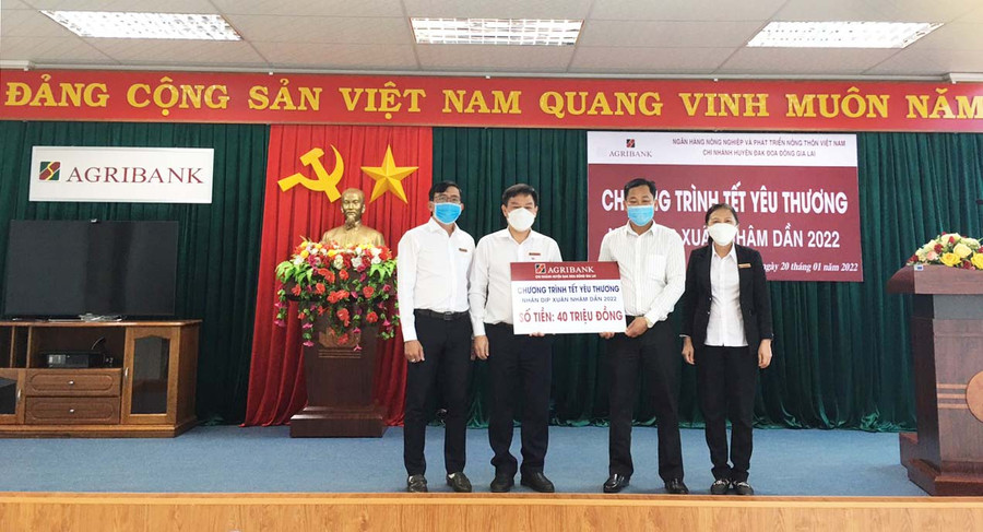 Chi Nhánh Ngân hàng Nông nghiệp và PTNT huyện Đak Đoa ủng hộ chương trình Tết vì người nghèo nhân dịp xuân Nhâm Dần 2022 