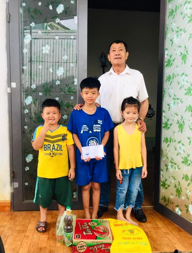 Thầy Ngô Văn Hòa trao quà hỗ trợ của CLB đến các em học sinh nghèo vượt khó. Ảnh: Phương Duyên