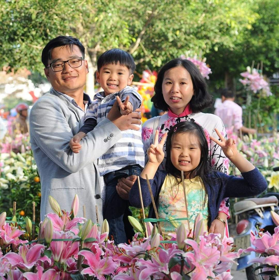 Gia đình Tiến sĩ Trần Nhà và Nguyễn Thị Văn Uyển đang công tác tại Trường Đại học Melbourne (Úc). (ảnh gia đình cung cấp)