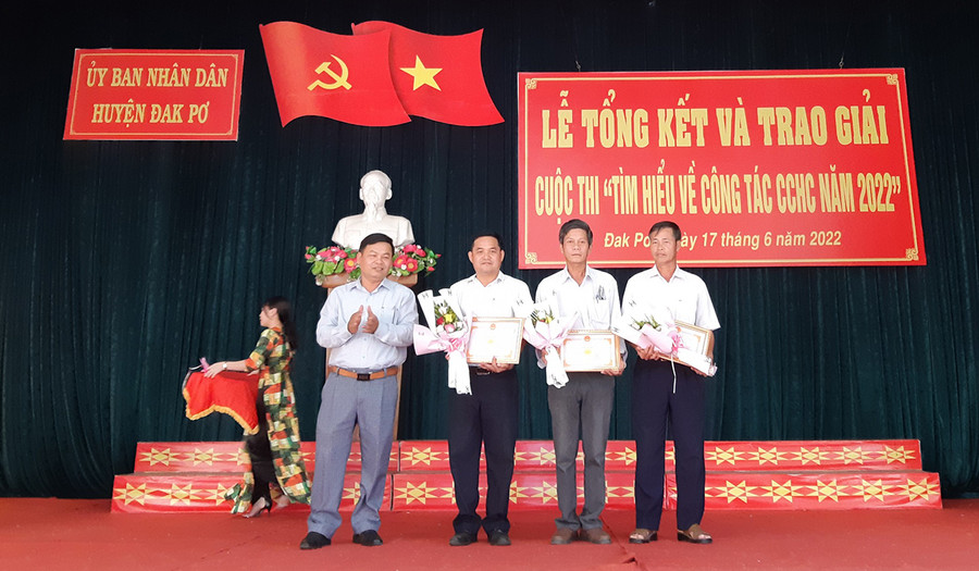  Lãnh đạo huyện Đak Pơ trao giải cho các tập thể, cá nhân xuất sắc. Ảnh: Tuyết Mai