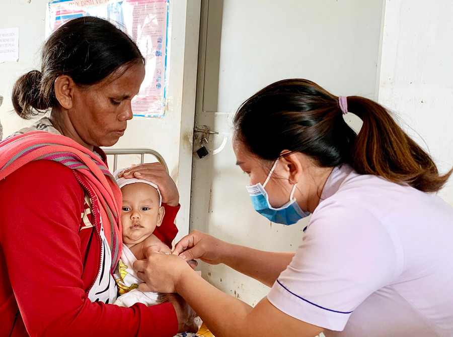 Khi bị chó, mèo cắn, người dân cần nhanh chóng sơ cứu vết thương và đến ngay cơ sở y tế gần nhất để tiêm vắc xin phòng bệnh dại. Ảnh: Như Nguyện  Khi bị chó, mèo cắn người dân cần nhanh chóng sơ cứu vết thương và đến ngay cơ sở y tế gần nhất để tiêm vắc xin phòng bệnh dại kịp thời. ẢNh: Như Nguyện