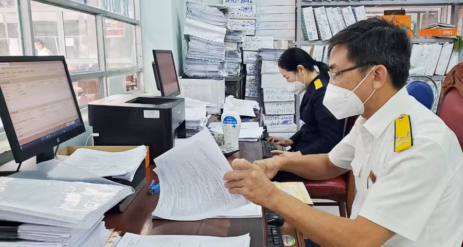 Hướng dẫn người dẫn kê khai thuế. Ảnh: Sơn Ca