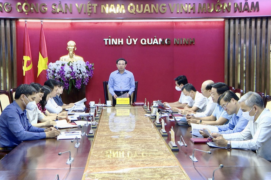 Ông Nguyễn Xuân Ký – Ủy viên Ban Chấp hành Trung ương Đảng, Bí thư Tỉnh ủy, Chủ tịch HĐND tỉnh Quảng Ninh - chủ trì cuộc họp. Ảnh: Hoàng Nga  Ông Nguyễn Xuân Ký – Ủy viên Ban Chấp hành Trung ương Đảng, Bí thư Tỉnh ủy, Chủ tịch HĐND tỉnh Quảng Ninh - chủ trì cuộc họp. Ảnh: Hoàng Nga