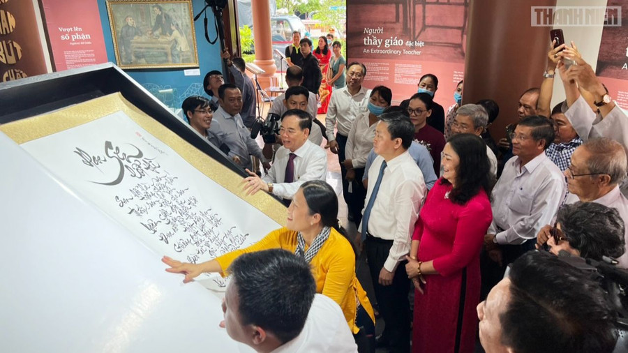 Tại lễ hội cũng trưng bày các tác phẩm của danh nhân Nguyễn Đình Chiểu. Ảnh nguồn Báo Thanh Niên