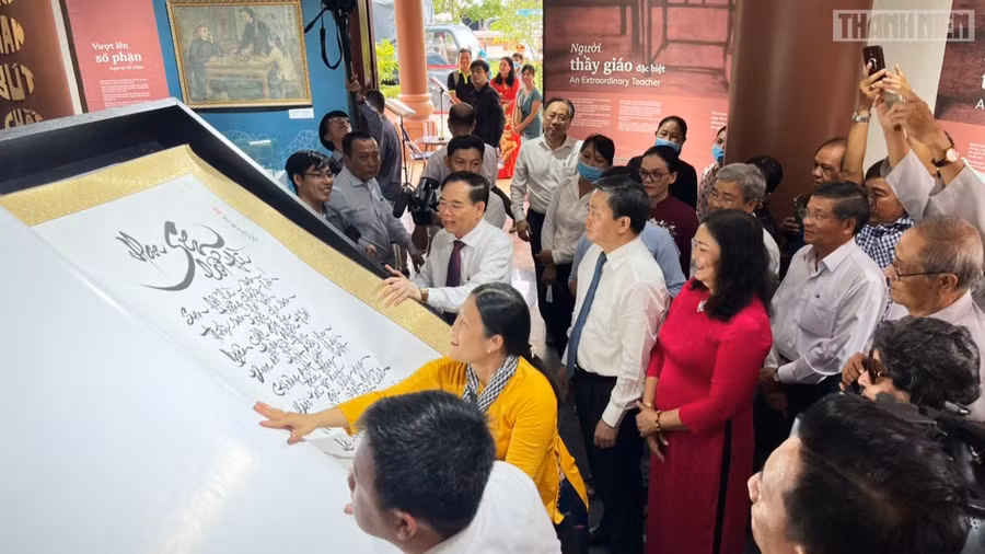 Tại lễ hội cũng trưng bày các tác phẩm của danh nhân Nguyễn Đình Chiểu. Ảnh nguồn Báo Thanh Niên