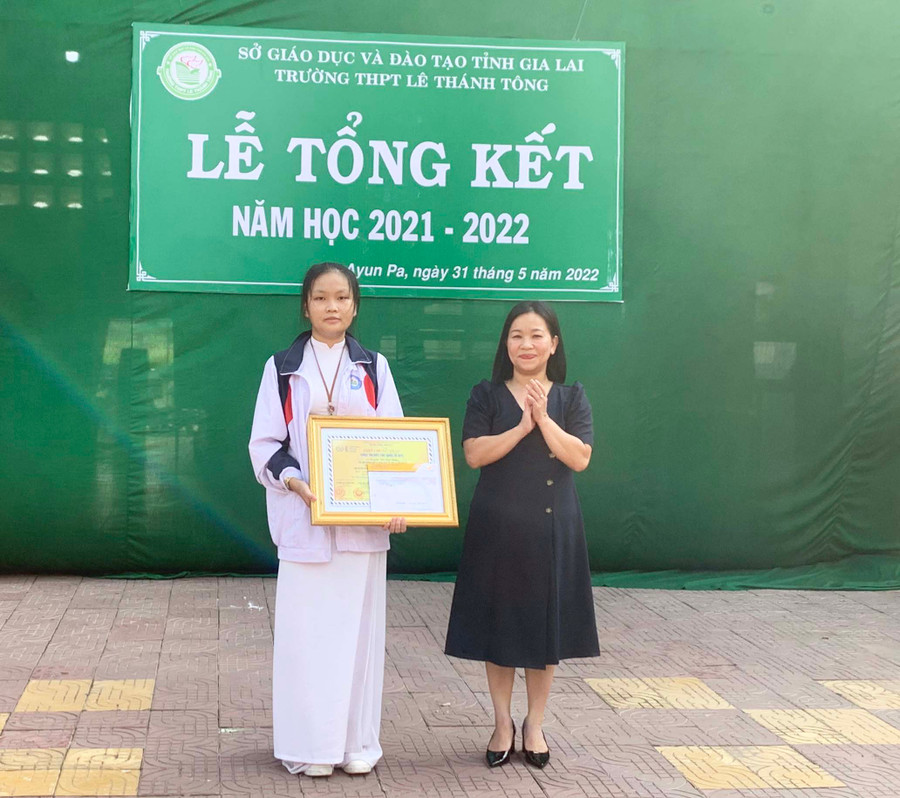 Thừa ủy quyền của Bộ Thông tin và Truyền thông, bà Lê Thị Thu Hương-Phó Giám đốc Sở Thông tin và Truyền thông trao bằng chứng nhận và giải thưởng Cây bút triển vọng cho em Huỳnh Thị Như Hằng. Ảnh: Vũ Chi 