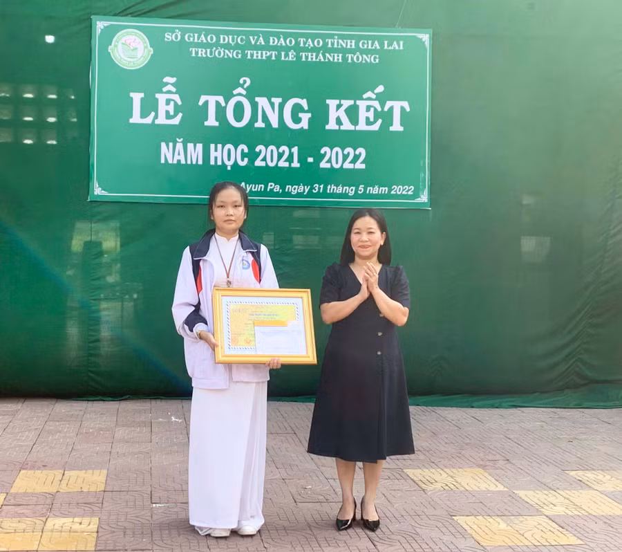 Thừa ủy quyền của Bộ Thông tin và Truyền thông, bà Lê Thị Thu Hương-Phó Giám đốc Sở Thông tin và Truyền thông trao bằng chứng nhận và giải thưởng Cây bút triển vọng cho em Huỳnh Thị Như Hằng. Ảnh: Vũ Chi 