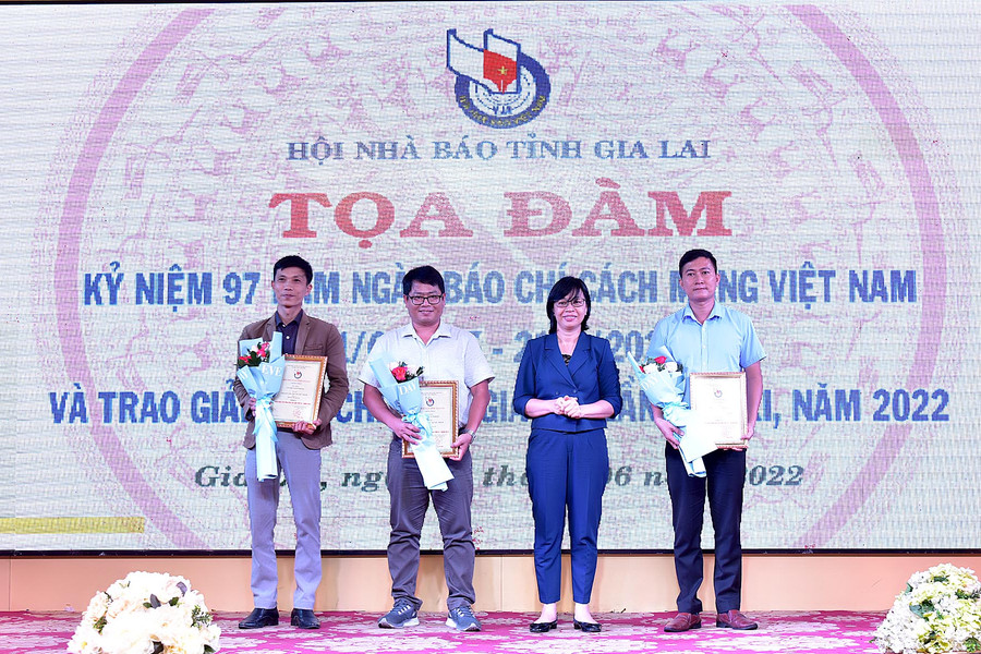 Phó Chủ tịch UBND tỉnh Nguyễn Thị Thanh Lịch trao giải A Giải báo chí cho các tác giả. Ảnh: Đức Thụy