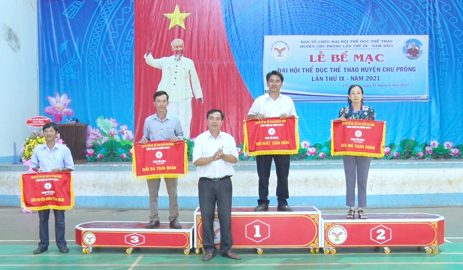 Đồng chí Ksor Việt-Phó Chủ tịch UBND huyện trao giải toàn đoàn cho các đơn vị thi đấu xuất sắc. Ảnh: Rơ Lan Viện Đồng chí Ksor Việt-Phó Chủ tịch UBND huyện trao giải toàn đoàn cho các đơn vị thi đấu xuất sắc. Ảnh: Rơ Lan Viện